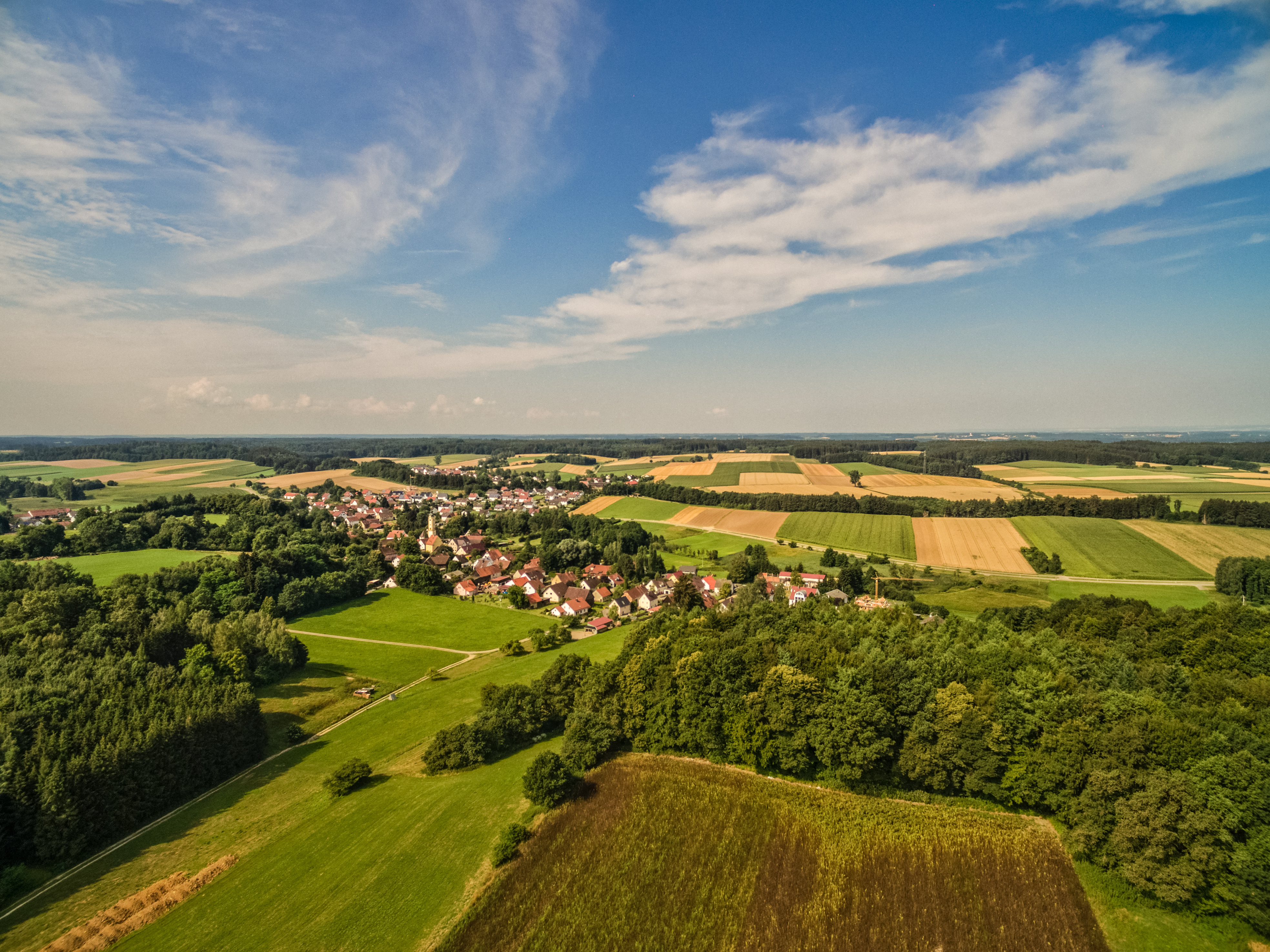 The same principle that applies in land-use planning applies in farming as well: compact is better than sprawl. Productive agriculture creates space for nature. And smaller fields make for better crosslinking. (Photo: Adobe Stock)